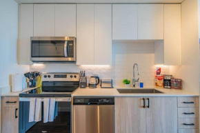 Adorable Studio - High Rise DT, Pool, Gym, Parking